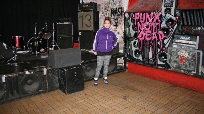 På Kafé 44:s minimala scen har artister som Kent, Latin kings och The Hives stått. Nadja Labbart, som är med och driver kaféet, är orolig för att verksamheten hotas. Bild: Gustav Gelin