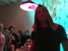 svettigt trött Peter i baren